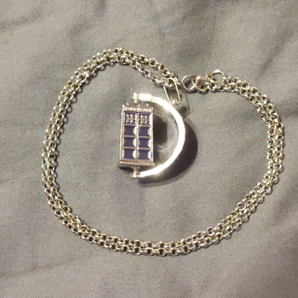 Dr Who TARDIS Necklace